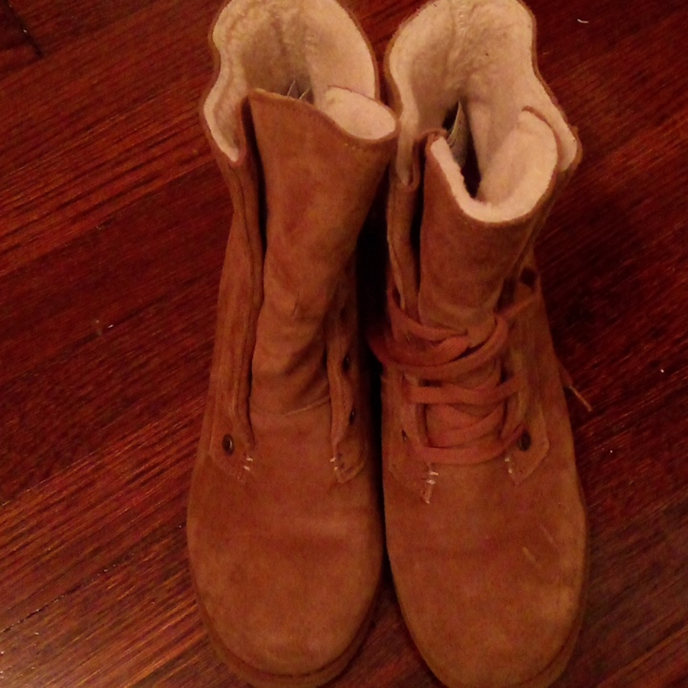 Bearpaw Women's Wedge Boots size 8